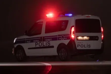 Polislər yanan maşında qalan şəxsləri xilas etdilər - VİDEO