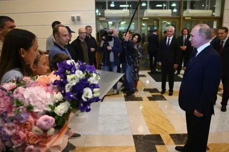 Ankarada girov mübadiləsi: - Putin qayıdanları hava limanında qarşıladı