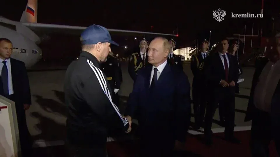 Ankarada girov mübadiləsi: - Putin qayıdanları hava limanında qarşıladı