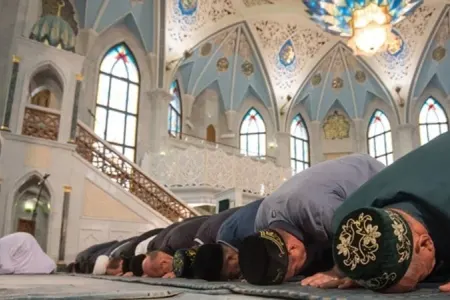 Namaz vaxtı axunda şillə vurdu