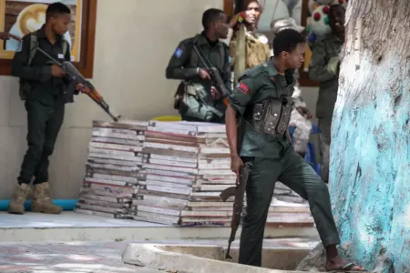 Somalidə otelə və çimərliyə hücum nəticəsində 14 nəfər həlak oldu