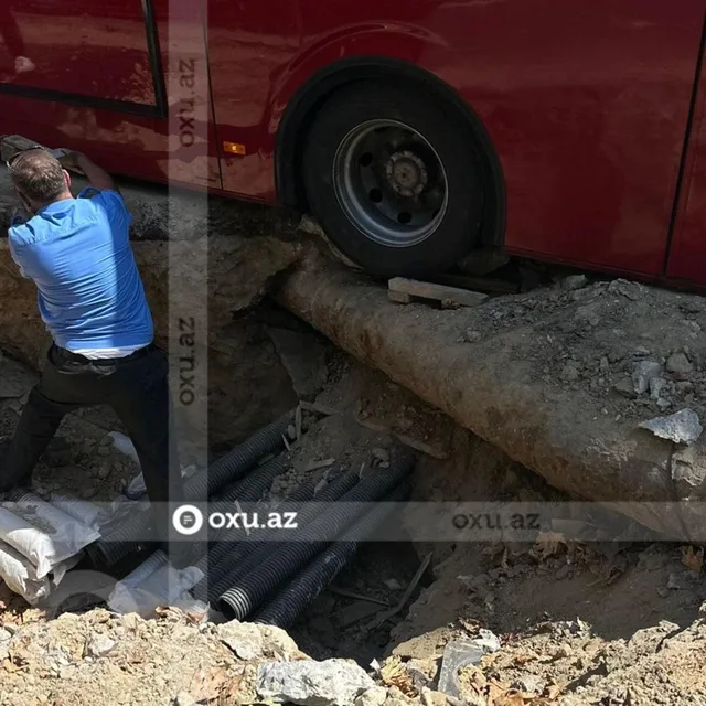 Sərnişin avtobusu şəhər mərkəzində çuxura düşdü