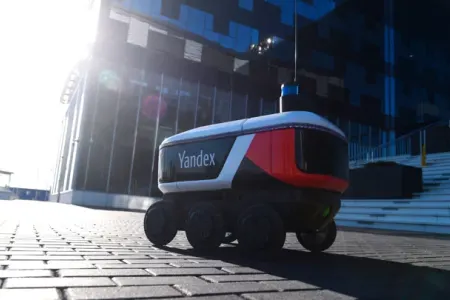 Çatdırılma robotu avtomobillə toqquşdu