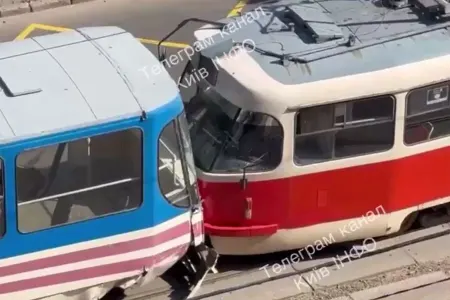 Tramvay 10-a yaxın avtomobilə - ÇIRPILDI - VİDEO