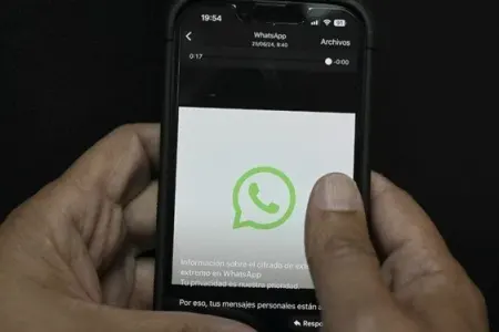Maduro canlı yayımda WhatsApp-ı sildi