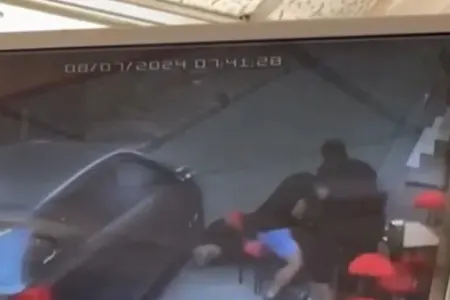 Huşunu itirərək maşının altına yıxıldı