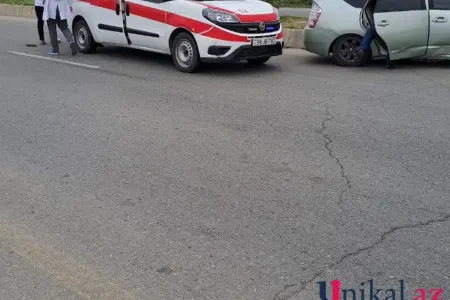 Yevlaxda "Toyota Prius" qəzaya uğrayıb, xəsarət alanlar var - FOTO
