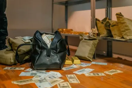 Bakıda evdən 20 min manat oğurlandı