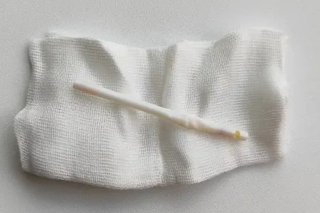 İki yaşlı uşaq "lolipop" çubuğunu uddu