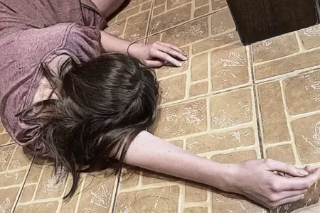 34 yaşlı qadını dəhrə ilə ağır yaraladı