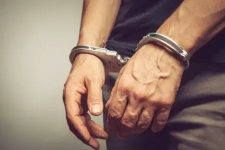 Anasını baltalayıb meyitini qutuda gizlətdi