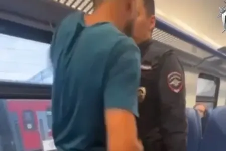 Sərnişin polisə hücum etdi