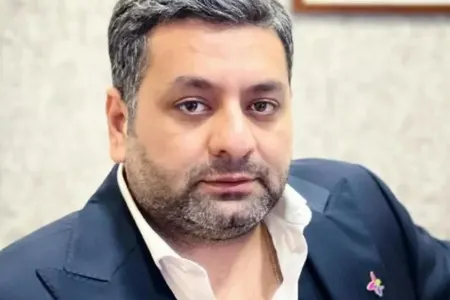 "Qızlarla bir az sərt danışın"