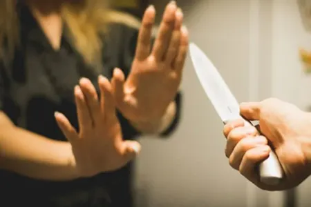 Gənc oğlan sevgilisi ilə cinsi əlaqədə oldu, sonra onu bıçaqla hədələdi