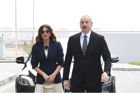 Prezident və Birinci xanım Daşkənddə Heydər Əliyevin barelyefi önünə gül dəstələri qoyublar