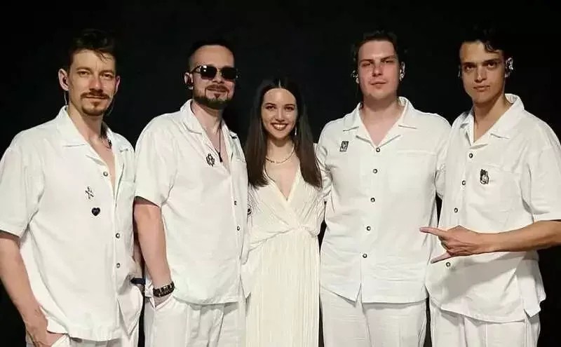 “Səs”in iştirakçıları təyyarə qəzasına düşdü - Foto