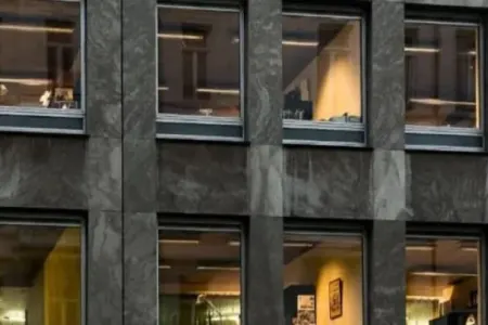 Bu ölkədə pəncərəyə pərdə asmaq - QADAĞANDIR