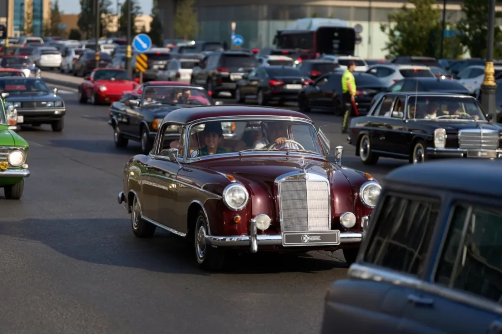 Leyla Əliyeva və oğlu retro avtomobillə şəhərdə - VİDEO/FOTO