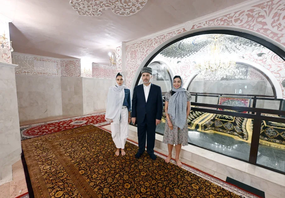 Mehriban Əliyeva Bibiheybəti ziyarət edib - FOTOLAR