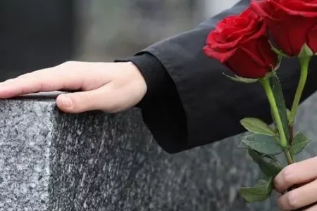 Məşhur müğənninin eyni gündə həm anası, həm bacısı öldü - FOTO