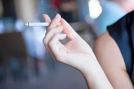 Siqaret çəkən qadınlara - CİDDİ XƏBƏRDARLIQ