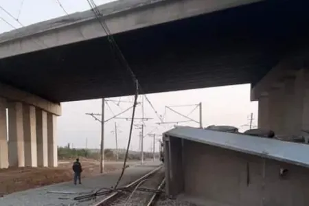 Yük maşını körpüdən dəmir yoluna aşdı: - ölən var