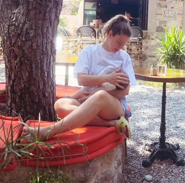 Məşhur aktrisa övladı ilə kamera qarşısına keçdi