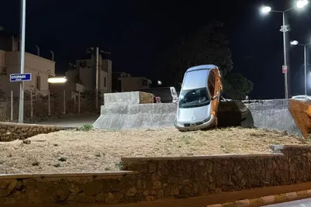 Avtomobil divardan asılı vəziyyətdə qaldı