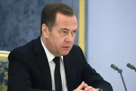 Medvedev Baydeni “ölü it” adlandırdı