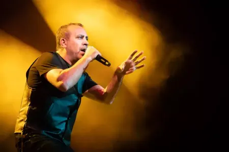 Buna görə sosial şəbəkələrini bağlayır