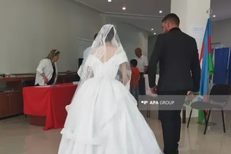Yeni ailə quran cütlük bəy-gəlin paltarında səs verdi