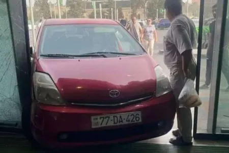 Bakıda “Prius” marketə ÇIRPILDI