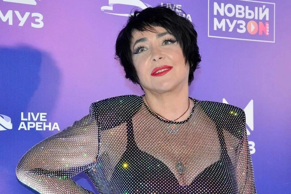 Məşhur müğənni ölkəni tərk etdi - FOTO