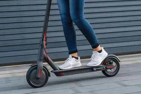 Elektrikli skuterlə körpə uşağı - VURDU