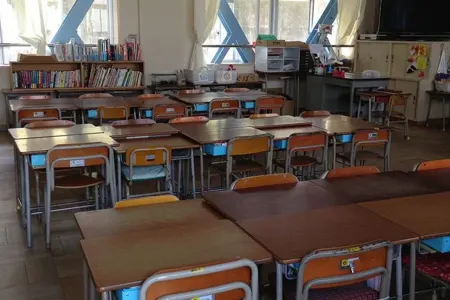 Müəllim sinif otağına həşərat dərmanı vurdu - 15 şagird...