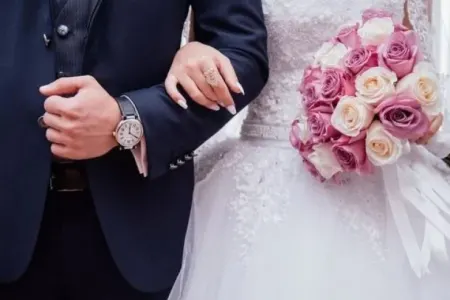 Keşlədə qadını qatar VURDU