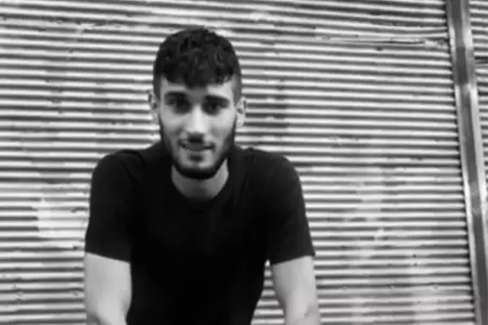 Küçədə dostları ilə söhbət edərkən üstünə əl qumbarası atdılar