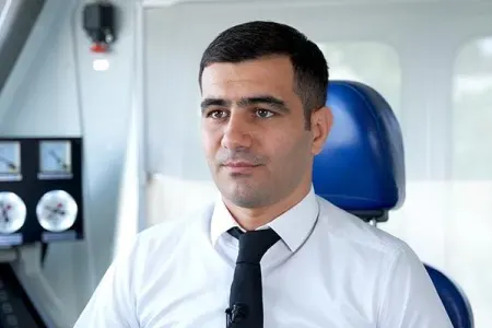 Maşinist dəmir yoluna çıxan körpənin həyatını son anda xilas etdi