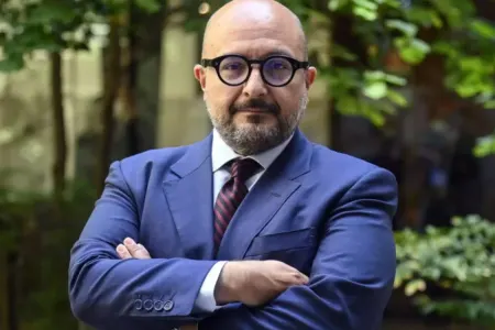 Adı eşq qalmaqalında hallanan nazir istefa verdi