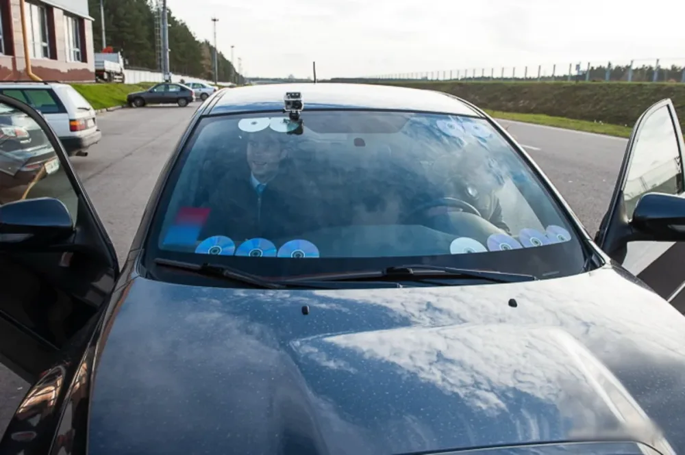 Maşınların ön şüşəsinə vurulan disklər radardan qoruyur?