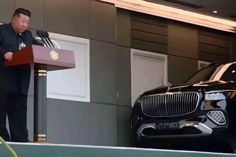 Kim Çen In Putinin hədiyyə etdiyi maşını dəyişdi - FOTO