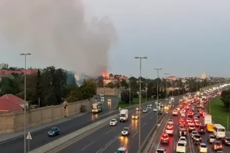 Bakıda yanğına baxan sürücülər tıxac yaradır