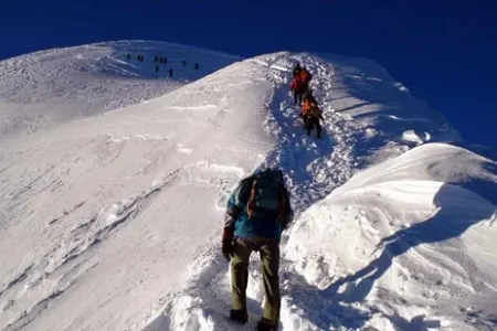Monblan zirvəsində 4 alpinist itkin düşdü
