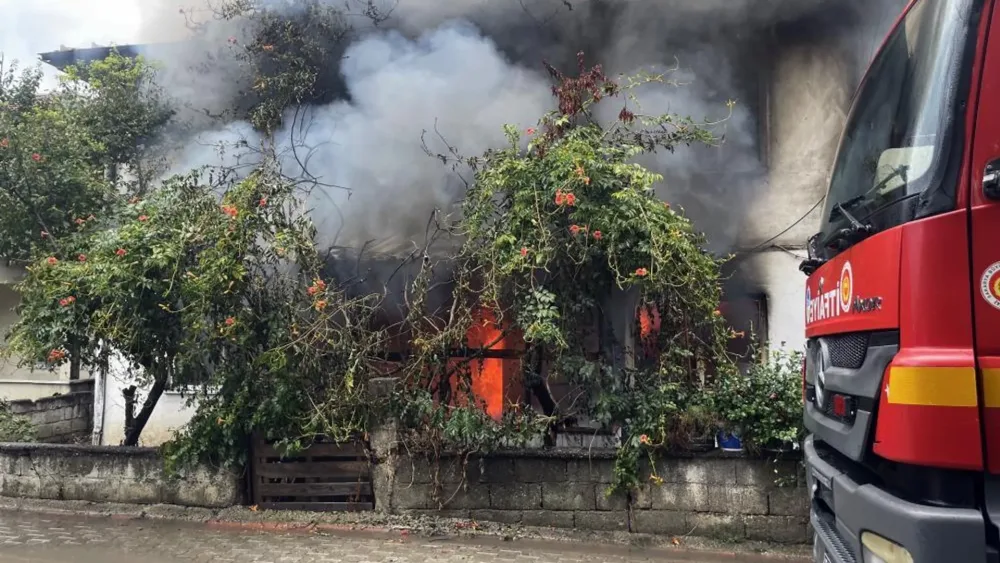 Mübahisə edən cütlük ortalığı dağıtdı: - Biri evi yandırdı, digəri maşını parçaladı