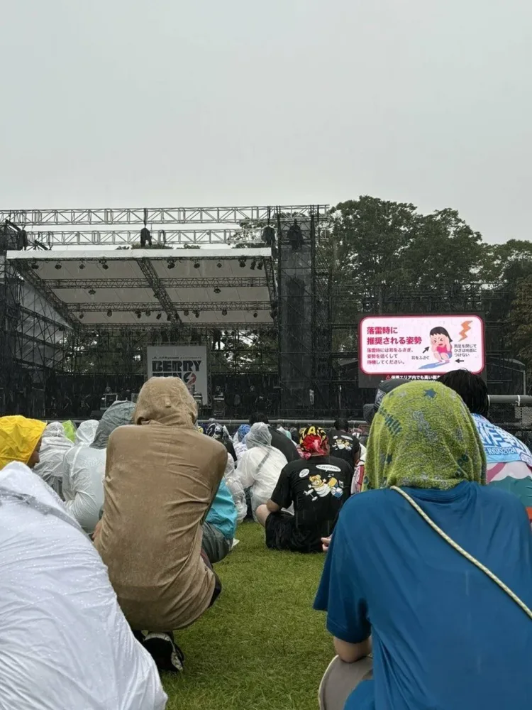 Konsert məkanını ildırım vurdu: - Yaralılar var
