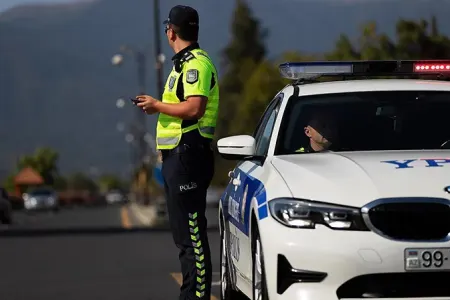Polis hərəkətin intensiv olduğu yollarda gücləndirilmiş rejimdə çalışır