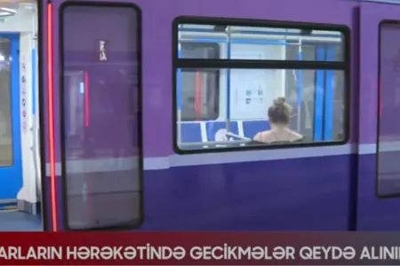 Bakıda sərnişin qatarda görün nə etdi: - Qatarların hərəkəti DAYANDIRILDI - VİDEO