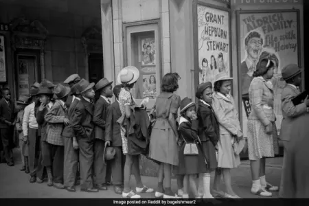 1941-ci ildə çəkilən fotoda əlində "iPad" tutan oğlanı görənlər gözlərinə inanmadı