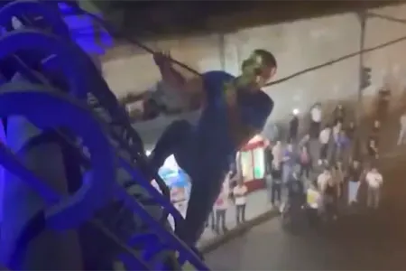 Bakıda kişi özünü körpüdən atmaq istədi - Video