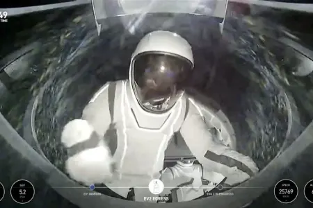Dünyanın ilk şəxsi kosmos yürüşü başladı